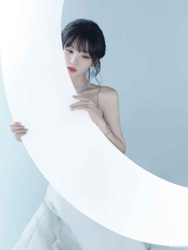 田曦薇穿抹胸裙露香肩 五官精致美貌吸睛