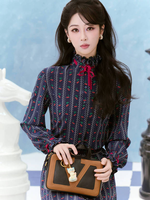 杨紫时尚感满满。