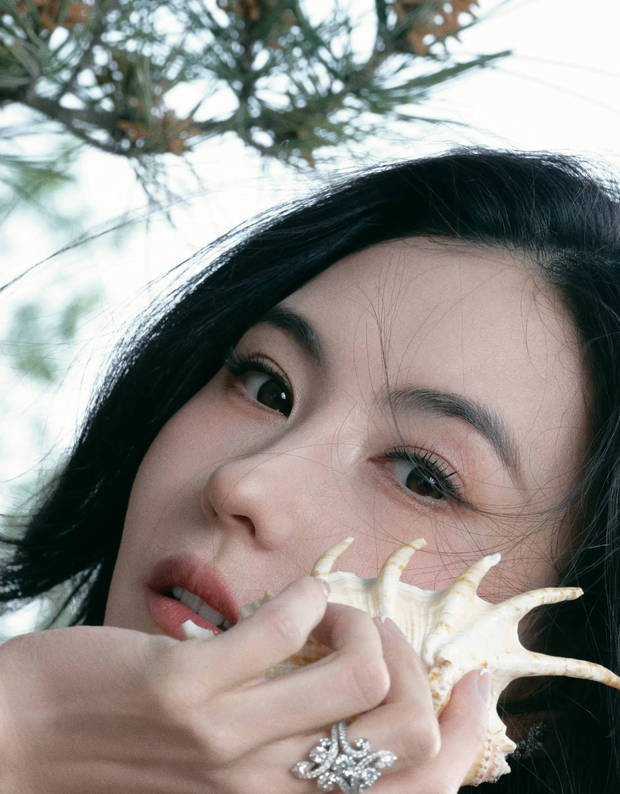 搜狐娱乐讯 5月14日，张柏芝晒出一组夏日美照，照片中她穿金色修身长裙明媚贵气，气质出众。