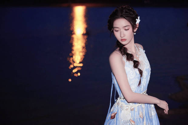 王玉雯身材纤细。