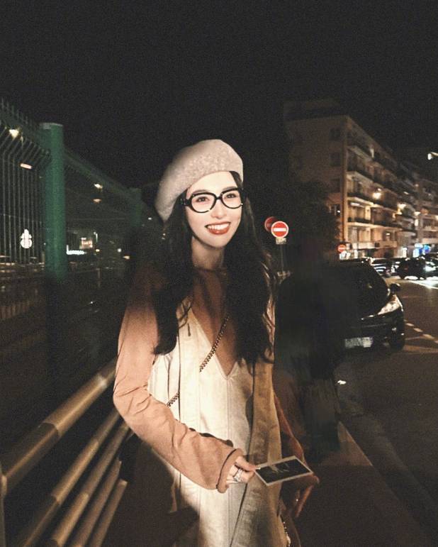 唐嫣绽放甜美笑容，感染力超强。