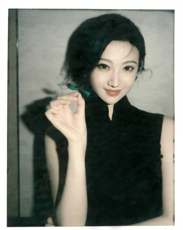 景甜的五官精致，颜值能打。