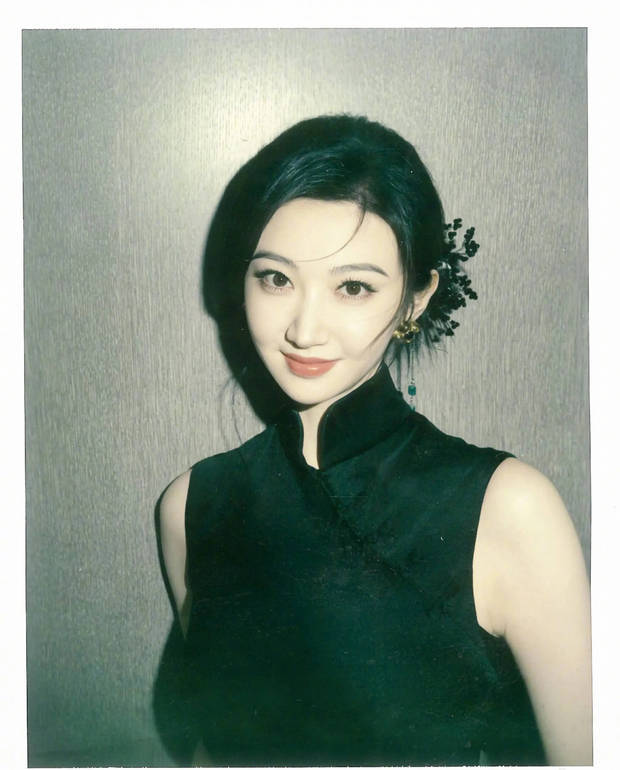 景甜的眼神灵动，美貌养眼。