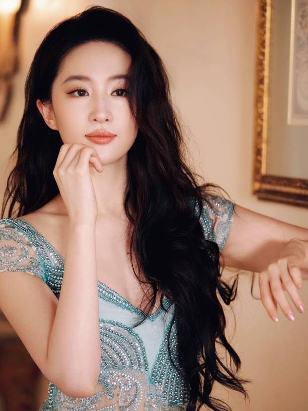 搜狐娱乐讯 近日，一组刘亦菲参加时尚晚宴的大片曝光。