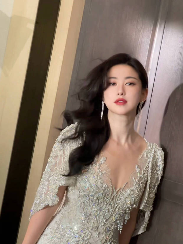 朱珠一头波浪秀发温柔迷人。