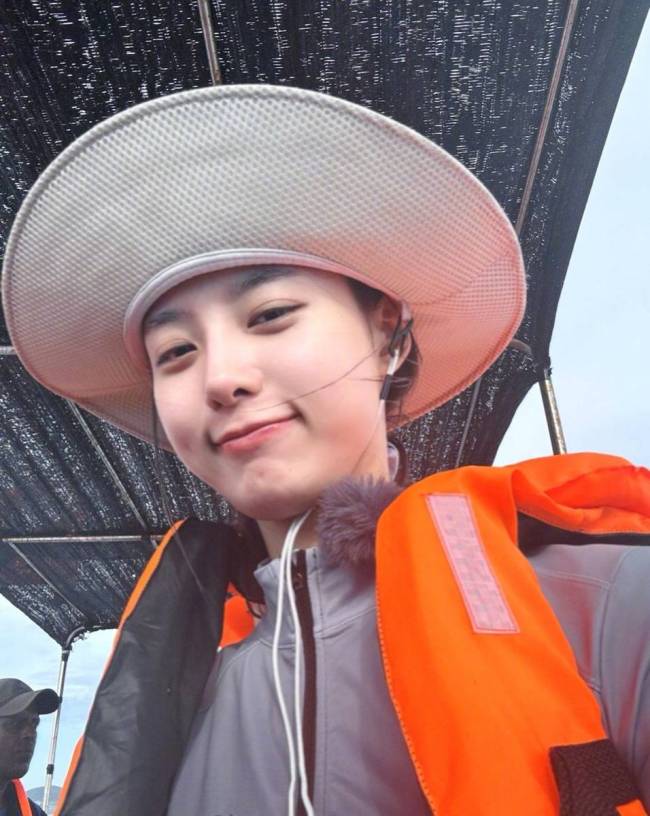 黄子韬晒与徐艺洋出游照 二人对镜自拍超甜蜜