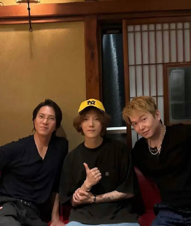 鹿晗与山下智久合照两人比耶 周杰伦点赞引热议