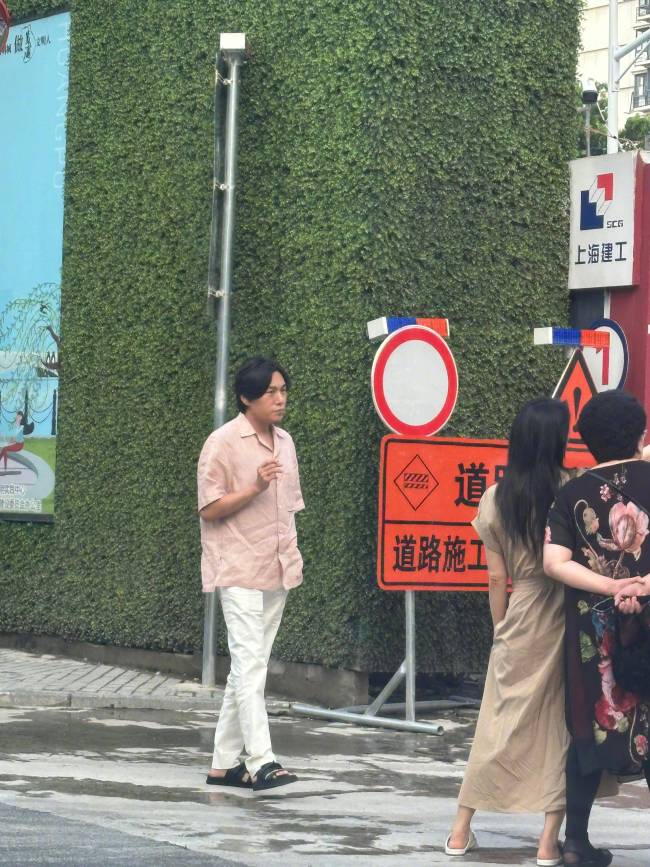 秦昊伊能静一家在上海看房被偶遇！曾被传“婚变”