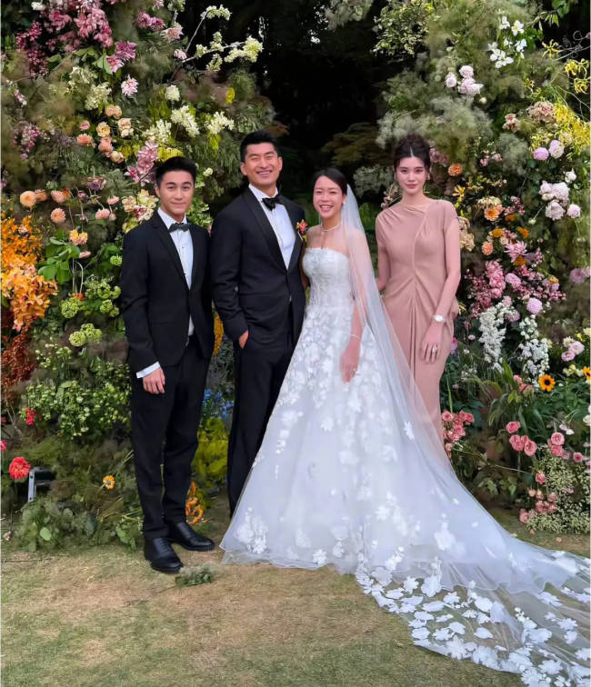 何猷君夫妇出席好友婚礼 奚梦瑶穿粉色长裙美如画