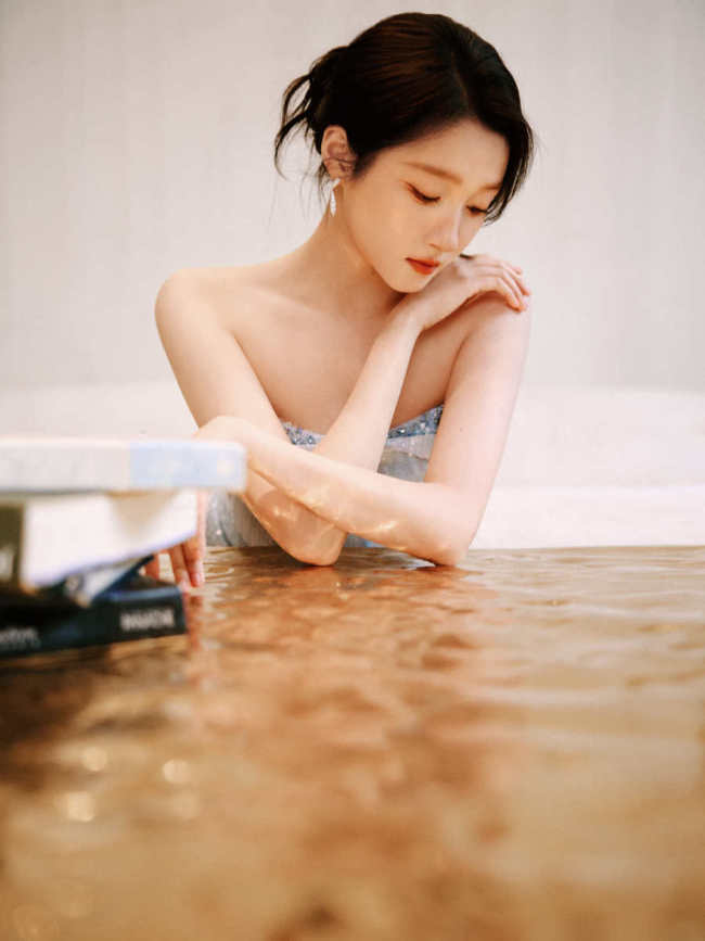 关晓彤身穿蓝色抹胸开叉裙 秀修长美腿性感妩媚