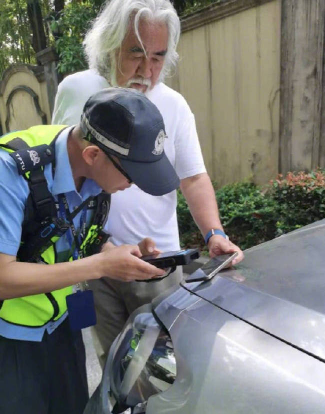张纪中被曝开车与他人车辆相撞 交警判张纪中全责